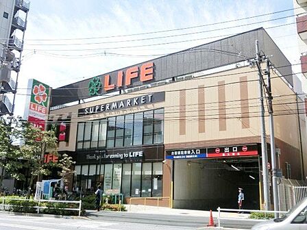 ライフ若松河田駅前店 徒歩3分。 170m