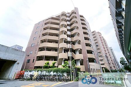 京王井の頭線【高井戸】駅徒歩11分、東八道路に面するマンション。ペット飼育のご相談可能です。