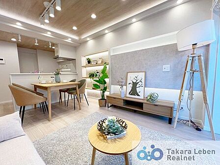 家族との時間をゆったりと過ごせる、温かみのある広々としたリビング空間です。