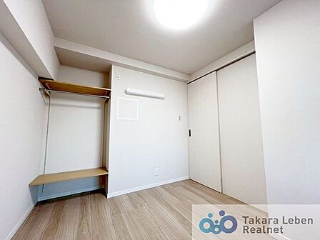 こちらの洋室にはお洒落で使い勝手の良いオープンクローゼットがございます。