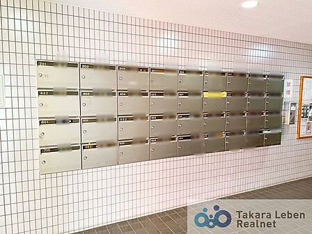 メールボックスコーナー。共用部が清潔に保たれていると、マンション全体の品格が上がりますね。