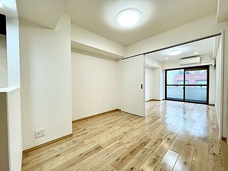明るく開放的な空間が広がるLDK。室内には豊かな陽光が注ぎ込み、爽やかな住空間を演出。