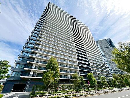 ゆりかもめ線【有明駅】徒歩4分の33階建タワーマンション。スーパーが入る商業施設が併設されています。