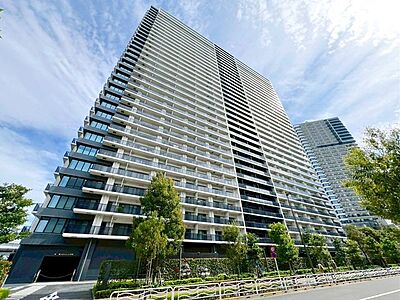 外観：ゆりかもめ線【有明駅】徒歩4分の33階建タワーマンション。スーパーが入る商業施設が併設されています。