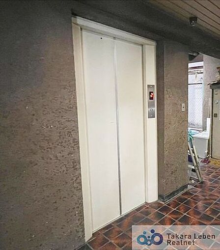 大型のシューズボックスも据え付けられているので靴の収納に困りません。