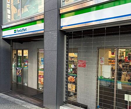 ファミリーマート恵比寿駅東口店 徒歩3分。 190m