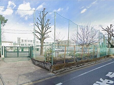 新宿区立牛込第一中学校 徒歩20分。 1550m