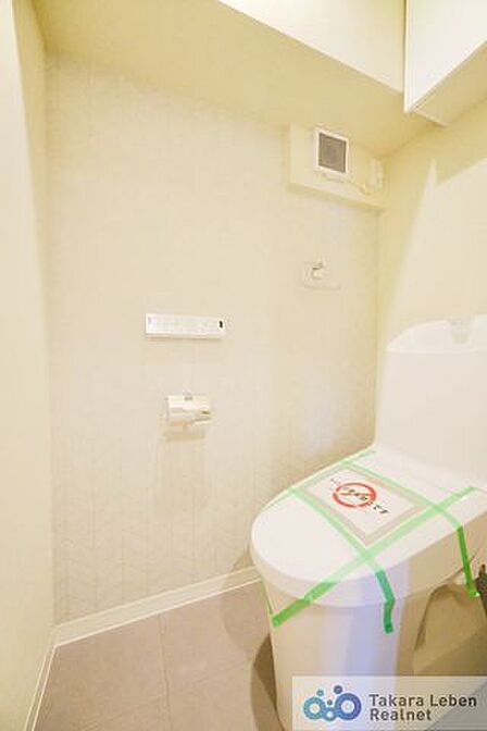 ウォシュレット機能付きのトイレは壁掛けリモコンの上位グレードを採用。便座がスッキリした印象となり、限られた空間を広く見せる効果があります。