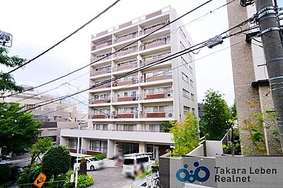 外観:周囲の風景と美しく調和した外観は、主張しすぎず、それでいて印象に残る佇まい。住むほどに愛着が深まる、落ち着きあるデザインです。 外観:周囲の風景と美しく調和した外観は、主張しすぎず、それでいて印象に残る佇まい。住むほどに愛着が深まる、落ち着きあるデザインです。