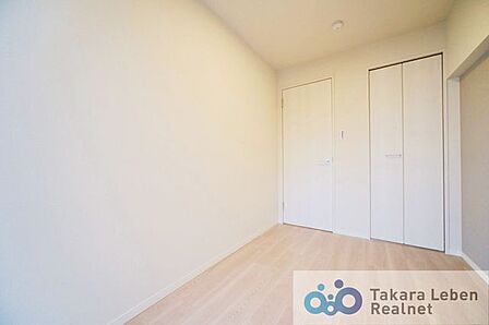 洋室約5.7帖。生活スタイルに合わせて自由に使える洋室。無駄のない間取りでプライベート空間を確保できます。