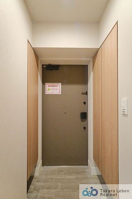 シンプルな玄関は、インテリアを選ばず、すっきりとした印象。毎日の外出・帰宅をスムーズに迎えられます。