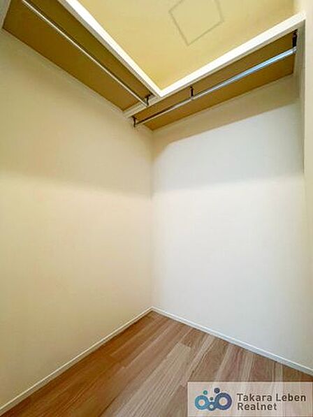 季節ごとの衣類を収納できるウォークインクローゼット。