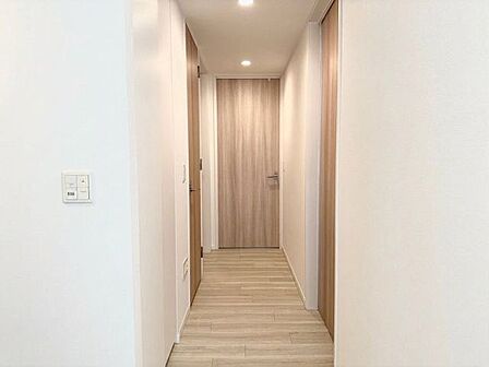 ナチュラルカラーの室内廊下、明るく開放感のある空間を演出します。