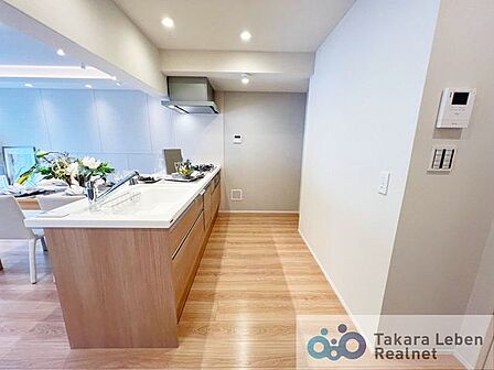 収納はスライド式の為、奥にしまい込んだ調理器具等の取り出しもスムーズに行えます。