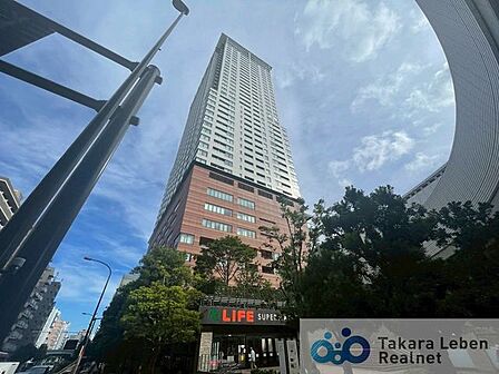 池尻大橋駅徒歩5分、周辺施設も充実の好立地に建つ42階建タワーマンション。38階部分の2LDKです。