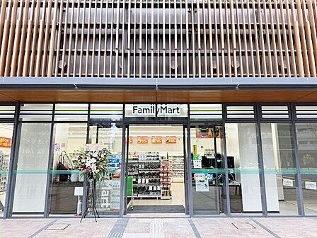 ファミリーマートHARUMI FLAG店 徒歩4分。 290m