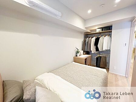 こちらの洋室にはお洒落で使い勝手の良いオープンクローゼットがございます。