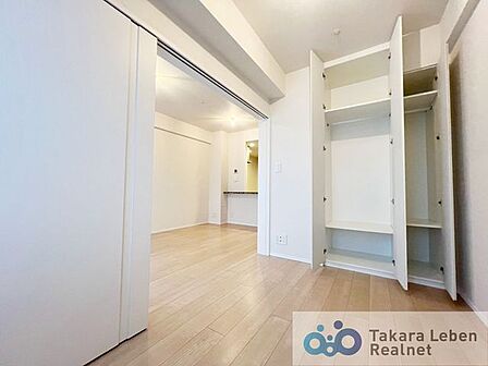 洋室4.0帖。独立したお部屋として利用しても良し。引き戸を開け放してリビング空間の延長として利用しても良いですね。