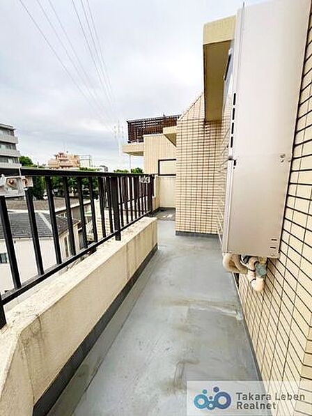 爽やかな風が吹き、採光にも恵まれてますので思わずお部屋の外へ出たくなる、そんなバルコニーです。