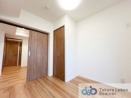 洋室約4.1帖。明るさと使いやすさを兼ね備えた洋室。居室としてはもちろん、収納やワークスペースとしても活躍します。