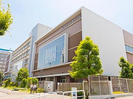 中野区立中野中学校 徒歩11分。 830m