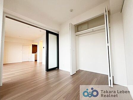 クローゼット完備の寝室は、住空間をすっきり保てる設計。日々の疲れを癒す、心地よいプライベート空間です。