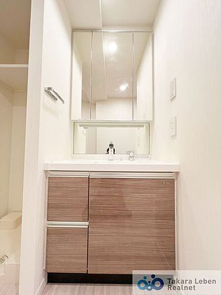 気持ちの良い朝はキレイな洗面所から。鏡裏の収納でモノが出がちな洗面所もスッキリ片付きます。