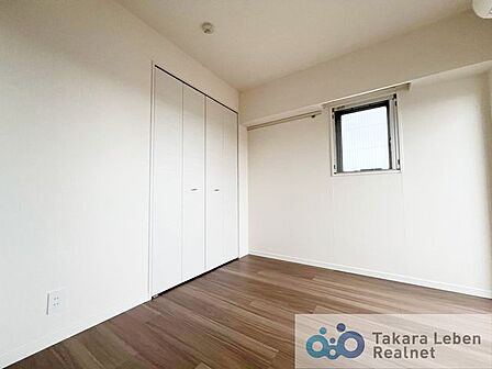 採光が確保された洋室は、日中も自然光が入り、明るい印象。居室として使いやすいバランスの取れた空間です。