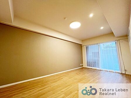 洋室約9.9帖。やわらかな採光が心地よい寝室。朝は自然光で気持ちよく目覚め、夜は落ち着いた時間を過ごせます。