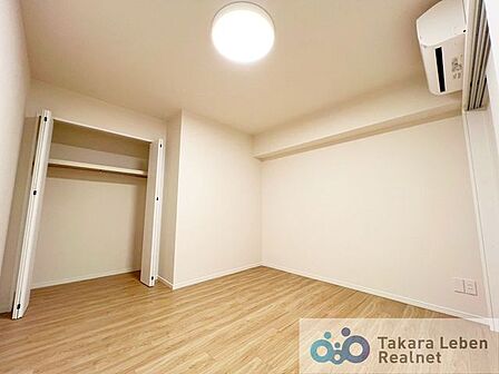 洋室約6.0帖。宿題をしたり、リモートワークに勤しんだり。落ち着いた雰囲気の中でゆっくりと思考を巡らすことができます。お子様が成長した後も独立した空間として利用可能です。