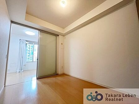 洋室5帖。独立したお部屋として利用しても良し。引き戸を開け放してリビング空間の延長として利用しても良いですね。