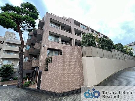 洗練されたフォルムと柔らかな印象を併せ持ち、街並みに自然と溶け込むような外観デザイン。