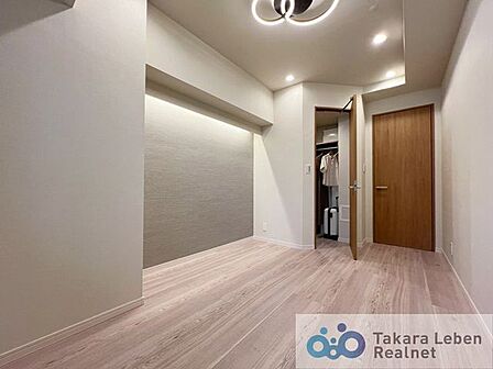 【洋室(1)約6.2帖】クローゼット完備の寝室は、住空間をすっきり保てる設計。日々の疲れを癒す、心地よいプライベート空間です。