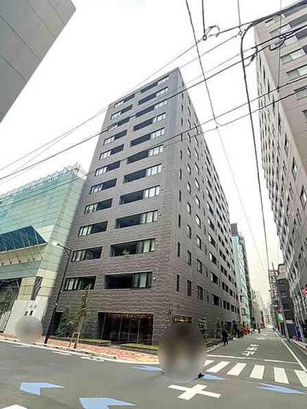 周囲の景観と美しく溶け合いながら、凛とした表情を見せる外観デザイン。落ち着きと品格を兼ね備え、日常を心地よく迎え入れてくれる住まいです。オートロック・宅配ボックス完備。ペット飼育可(細則有)