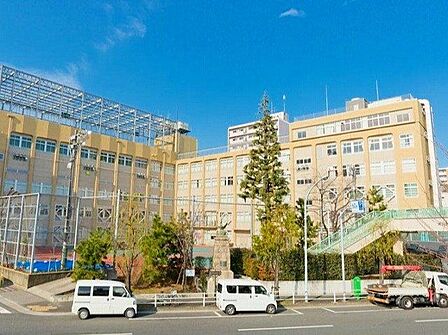 中央区立日本橋中学校 徒歩10分。 780m