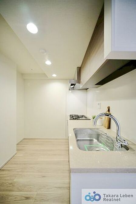 調理スペースをしっかり確保したキッチン。毎日の料理をスムーズに楽しめる空間です。