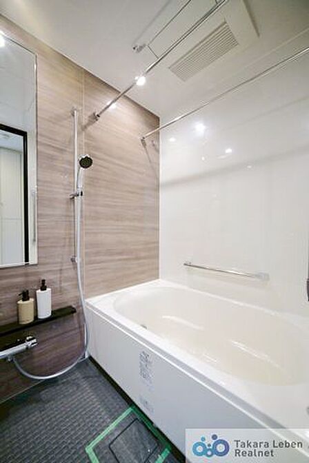 やわらかな雰囲気が広がる浴室で、一日の疲れをゆっくり癒やすことができます。