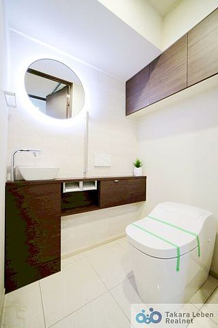 すっきりとしたタンクレストイレと手洗い場を採用し、清潔感のある空間を演出します。
