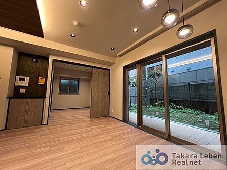 約10.8帖のLDK。南東向きで陽当たり良好！お庭に面した広々と感じられるリビングです。