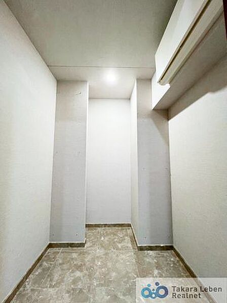 お気に入りの靴や雨具を収納できるシューズインクローク