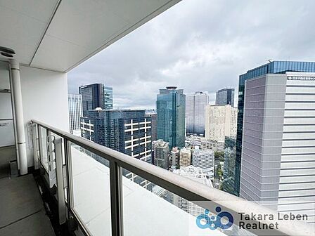 遮る建物なく見晴らしの良い眺望です。室内にも爽やかな風と心地の良い日差しが差し込みます。
