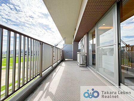爽やかな風が吹き、採光にも恵まれてますので思わずお部屋の外へ出たくなる、そんなバルコニーです。心地良さに包まれ、日々の暮らしをより鮮やかに彩ります。