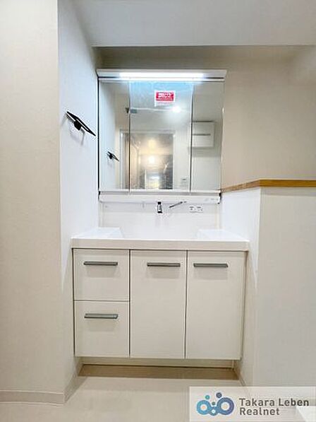 鏡裏にも収納可能な三面鏡洗面化粧台