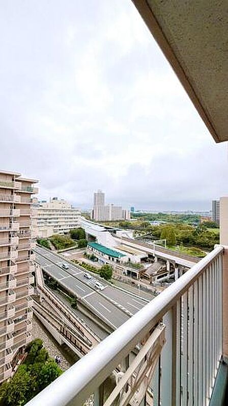 爽やかな風が吹き、採光にも恵まれてますので思わずお部屋の外へ出たくなる、そんなバルコニーです。心地良さに包まれ、日々の暮らしをより鮮やかに彩ります。