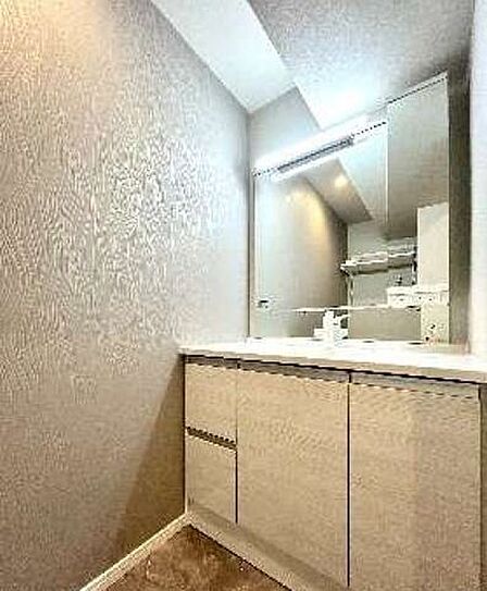 洗面室は朝を快適にさせてくれる大切な空間です。バタバタしている忙しい朝でも収納が多い洗面台では短時間で効率良く支度ができます。