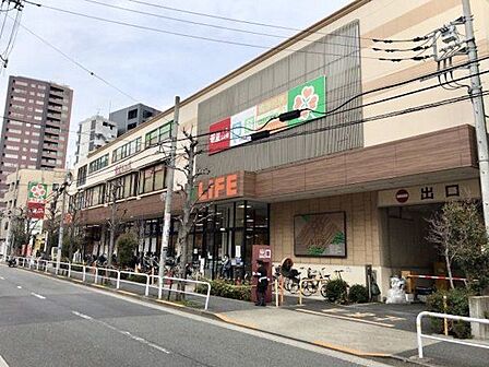 ライフ大崎百反通店 徒歩3分。 240m