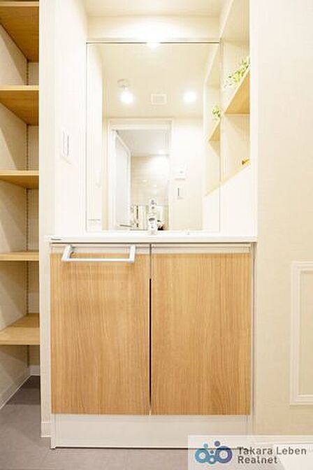 洗面室は朝を快適にさせてくれる大切な空間です。バタバタしている忙しい朝でも収納が多い洗面台では短時間で効率良く支度ができます。