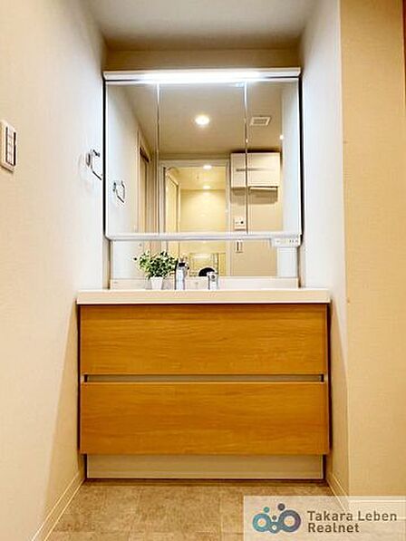 清潔感あふれる洗面脱衣所は、毎日の身支度がスムーズに行える空間。洗面台まわりもゆとりがあり、朝の忙しい時間帯でもスムーズに使えます。