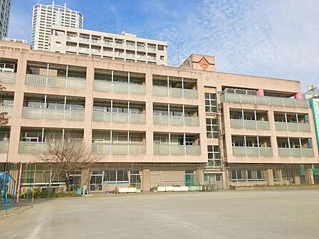 新宿区立花園小学校 徒歩9分。 660m