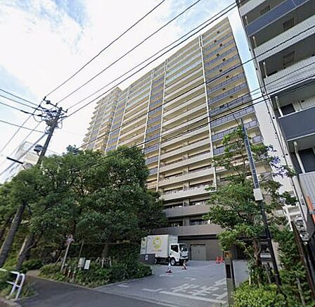総戸数452戸の大規模マンション。オートロック・宅配ボックス完備、ペット飼育のご相談可能です。